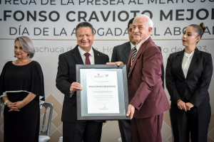 Menchaca Salazar entrega presea “Alfonso Cravioto Mejorada” al jurista Jaime Baños Paz