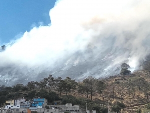 Incendio en el cerro de San Crist&oacute;bal moviliza a cuerpos de emergencia