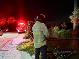 Se desborda un canal, durante la noche de este miércoles, en la comunidad de El Llano.