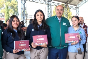 Natividad Castrejón entrega tabletas a estudiantes del Conalep Tulancingo