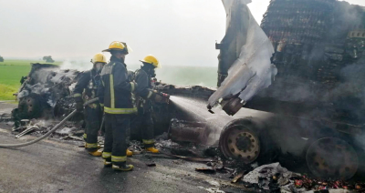 Sofocan rescatistas incendio en tractocamión