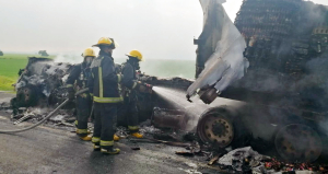 Sofocan rescatistas incendio en tractocamión