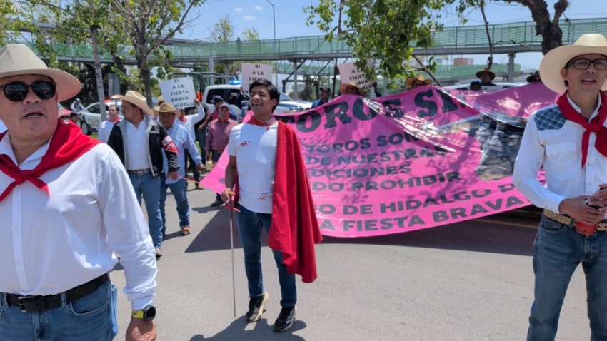 Habitantes de Caxuxi marchan en Pachuca contra posible prohibición de corridas de toros