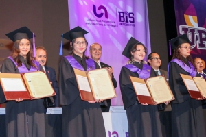 Titular de la SEPH entreg&oacute; t&iacute;tulos a egresados de la UPMH