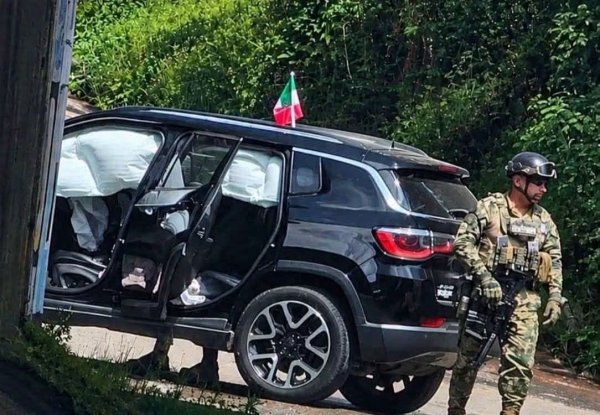 Roban camioneta y desatan persecuci&oacute;n