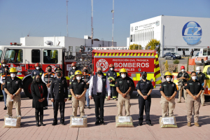 Sergio Baños entrega equipos de protección a bomberos