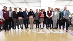 Julio Menchaca entrega 10 mil tabletas a estudiantes de nivel medio superior