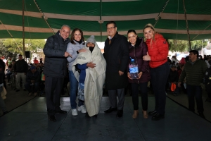 Entregan en Pachuca cobijas del programa &quot;Reciclar para cobijar&quot;