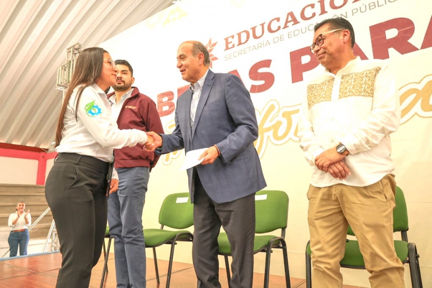 Natividad Castrejón entrega más de mil Becas para la Transformación en la UPFIM