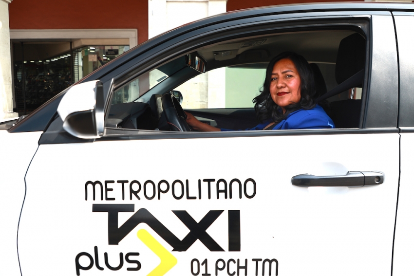 Mujeres al volante: Maura García encuentra en el taxi una nueva ruta profesional