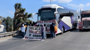 Cierran carretera para obtener transporte
