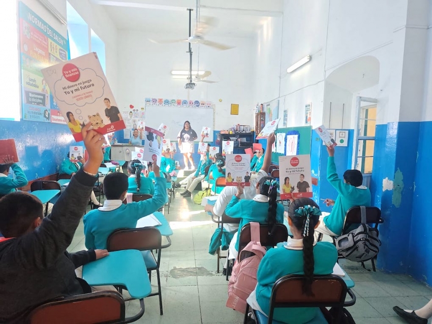Estudiantes de la UTMZ enseñan finanzas a niñas y niños