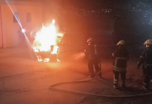 Bomberos sofocan incendio en vehículo  