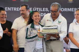 ENCABEZA ATILANO RODRÍGUEZ ENTREGA DE ÚTILES ESCOLARES, LIBROS DE TEXTO Y UNIFORMES EN SAN BARTOLO TUTOTEPEC