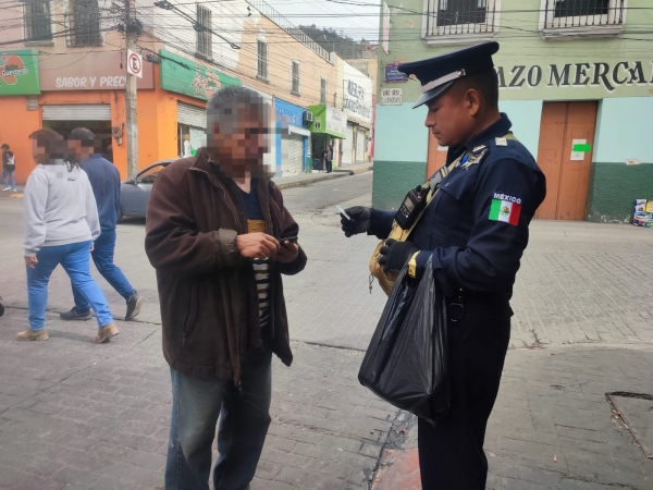 Policías de Pachuca entregan cartera extraviada a su dueño