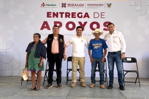 Despacho del Gobernador entrega tinacos a familias hidalguenses