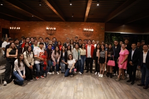 Paco Olvera abre conversatorio con jóvenes que por primera vez van a votar