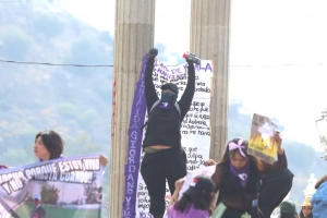 Marchan en conmemoraci&oacute;n al 8M