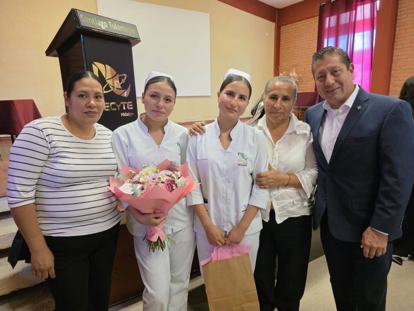 CECyTE Hidalgo realiza imposición de cofias y fistoles en Santiago Tulantepec