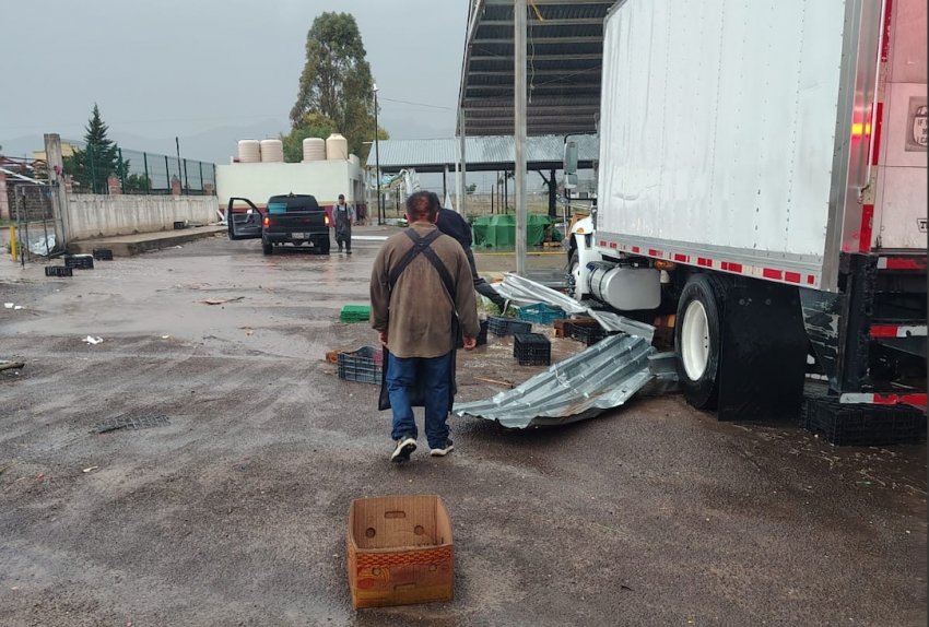 Tormenta provoca daños en central de abastos de Actopan