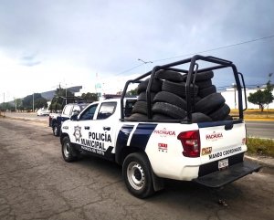Polic&iacute;a Municipal de Pachuca retira 100 neum&aacute;ticos en abandono sobre el Bulevar del Minero