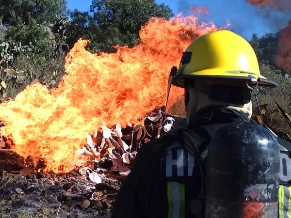 Incendio durante inhabilitaci&oacute;n de toma clandestina en Epazoyucan