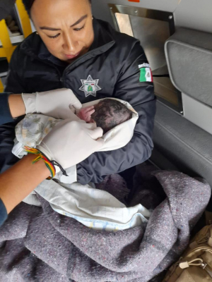 Policía de Pachuca apoya a mujer en trabajo de parto