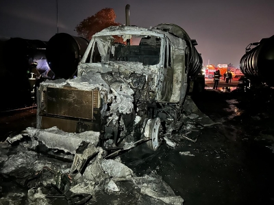 Incendio en pensión de autotanques en Tula controlado al 100 por ciento