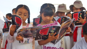 IHE entrega gaceta del Programa Cazadores de Saberes en primaria indígena de la comunidad del Deca