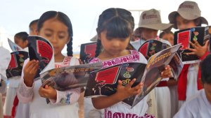 IHE entrega gaceta del Programa Cazadores de Saberes en primaria ind&iacute;gena de la comunidad del Deca