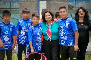 Edda Vite acompaña a usuarios de la Casa  del Niño en convivencia