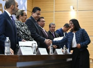 Congreso entrega reconocimientos y constancias a servidores p&uacute;blicos, en convenio con el senado de la rep&uacute;blica.
