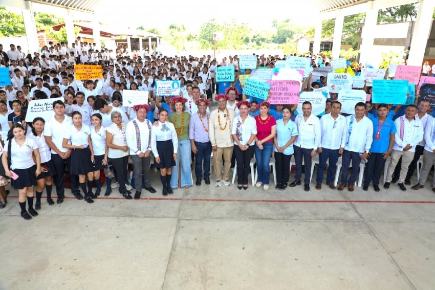 Entrega Natividad Castrejón equipamiento educativo por más de 2.4 mdp en Huejutla