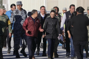 En el estado se están elaborando más 10 mil despensas, colchonetas, agua embotellada, leche y medicamentos que se distribuyen a las zonas afectadas en 27 municipios impactados, la logística, el trabajo, reacción y distribución fueron conocidas por la presidenta Claudia Sheinbaum durante la reunión con el gobernador Julio Menchaca.