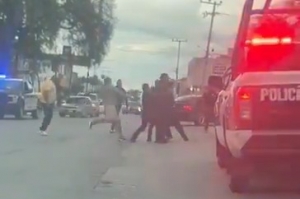 Enfrentamiento entre vecinos y&nbsp; polic&iacute;as en Tlaxcoapan.