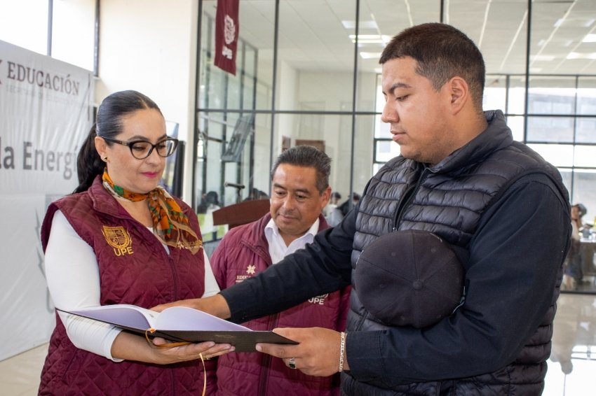 Estudiantes de la UPE donan manuales especializados
