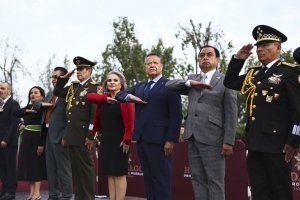 Julio Menchaca encabeza arriamiento de la bandera nacional