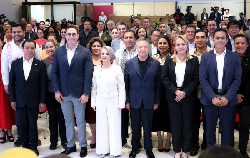 Julio Menchaca toma protesta al nuevo presidente de la Asociación de Alcaldes del Estado de Hidalgo