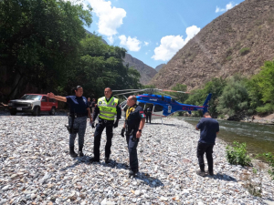 Rescatan Gobierno de Hidalgo, Ayuntamiento de Pacula y ciudadanos, a personas atrapadas por creciente de río