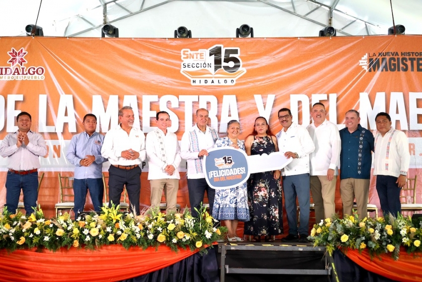 Magisterio de la Huasteca Hidalguense celebra su día con reconocimiento a la labor docente