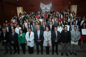 Natividad Castrejón entregó medallas y reconocimientos a docentes