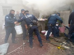 Polic&iacute;a Estatal brinda auxilio para sofocar incendio
