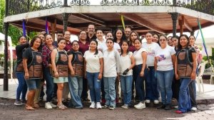 DIF atiende a m&aacute;s de 100 huejutlenses en jornada de belleza
