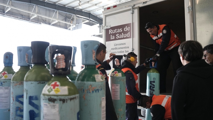 En coordinación con la Secretaría de Marina, IMSS Bienestar establece puente aéreo para llevar medicamentos y víveres comunidades de Hidalgo