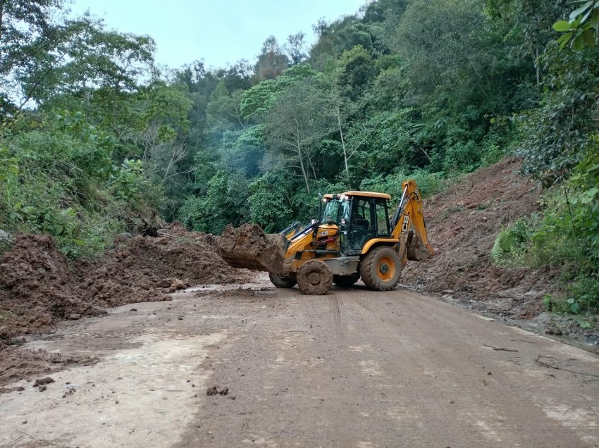 Continúan trabajos de desazolve y retiro de derrumbes en Hidalgo