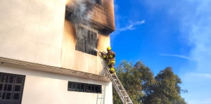 Bomberos de Pachuca controlan incendio en domicilio deshabitado en la colonia La Loma