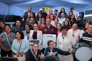 Natividad Castrej&oacute;n acompa&ntilde;&oacute; a la presidenta de Tepeji del R&iacute;o en la entrega de apoyos escolares