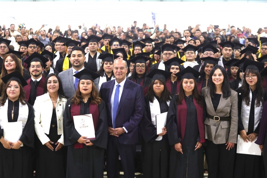 Entrega Natividad Castrejón 229 títulos a egresados de la UTVAM