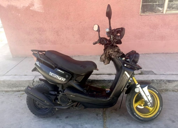 Recuperan motocicleta con reporte de robo y detienen a dos hombres en Pachuca