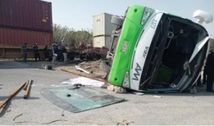 Tren embiste autobús que intentó ganar el paso a locomotora en Atitalaquia